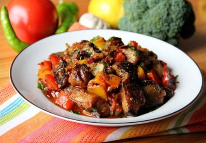 طبق مسقعه وسط