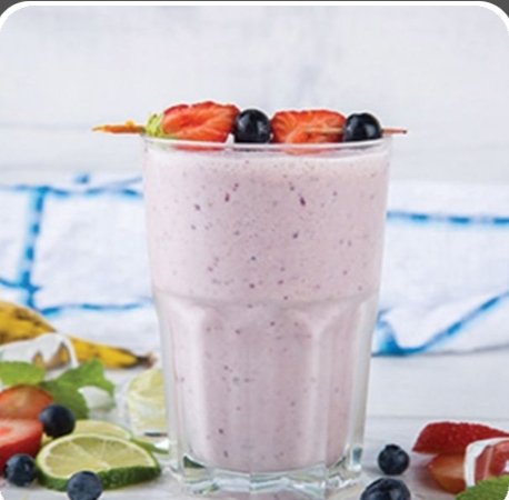 ميلك شيك توت ،مكون من ايس كريم الفانيليا و ثلج وحليب وتوت فريش جوس تايم