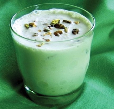 ايس بستاشيو.        قهوة باردة بنكهت الفستق