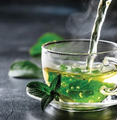 شاي اخضر ليمون.        كوب شاي مضاف إليه عصير ليمون