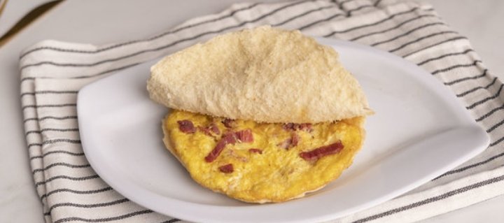 بيض بالبسطرمه بلدى