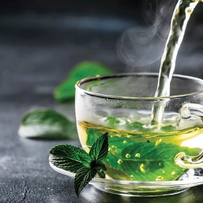 شاي اخضر نعناع .         كوب شاي مضاف اليه نعناع