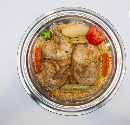 نصف دجاج مدفون مع أرز وصوص طماطم حاره